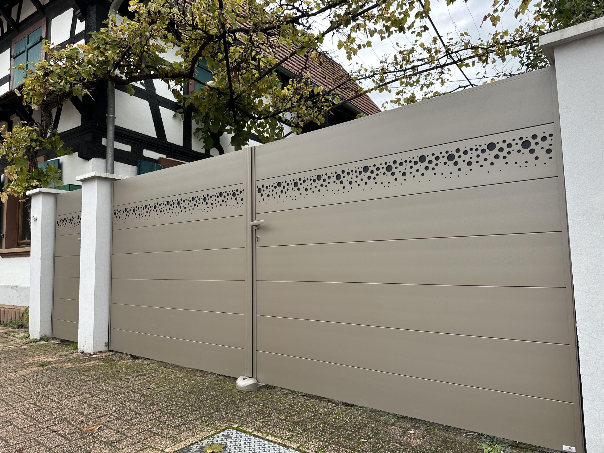 un portail devant une maison