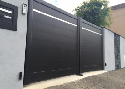 un portail devant une maison