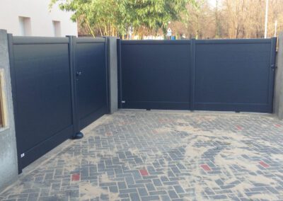 un portail devant une maison