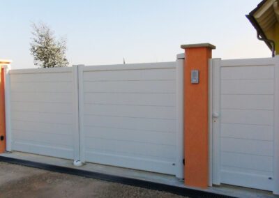 un portail devant une maison