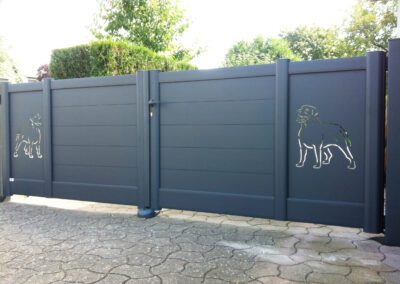 un portail devant une maison