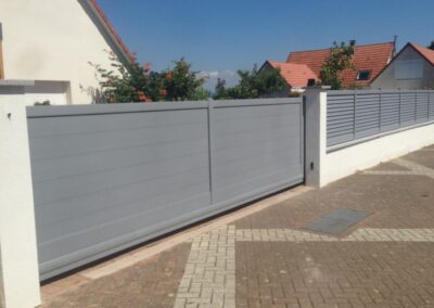 un portail devant une maison