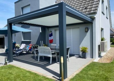 Une pergola attenante à une maison