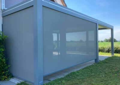 Une pergola attenante à une maison